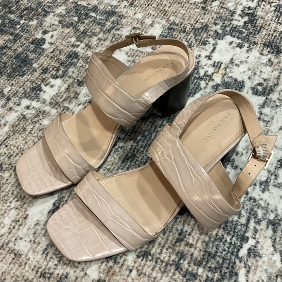 Ann Taylor Croc Embossed Double Strap Block Heel Sandal Size 9 - Picture 1 of 3